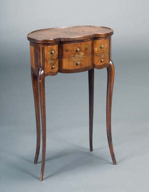 PETITE TABLE ROGNON DE STYLE LOUIS XV