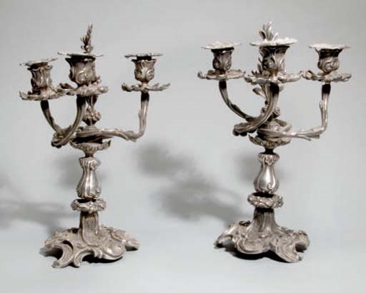PAIRE DE CANDELABRES DE STYLE LOUIS XV
