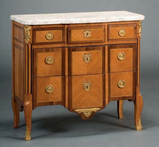 PETITE COMMODE A RESSAUT D'EPOQUE TRANSITION