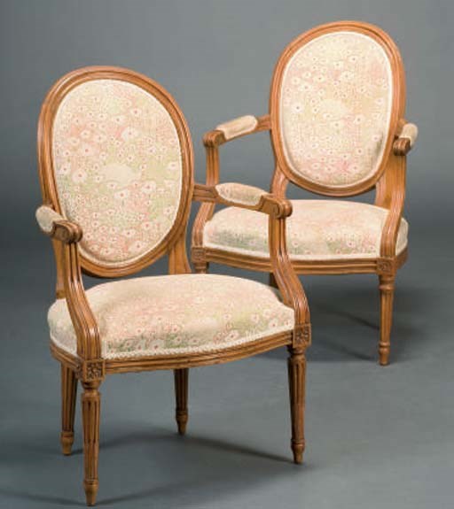 PAIRE DE FAUTEUILS DE STYLE LOUIS XVI