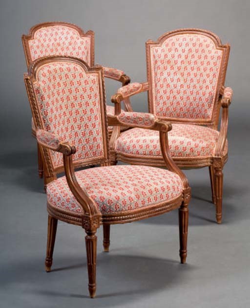 SUITE DE TROIS FAUTEUILS DE STYLE LOUIS XVI
