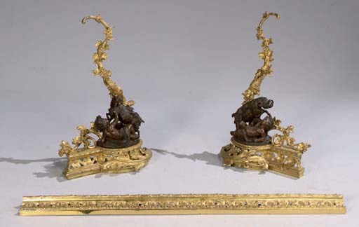 PAIRE DE CHENETS ET LEUR BARRE DE FOYER DE STYLE LOUIS XV DE LA FIN DU XIXEME SIECLE