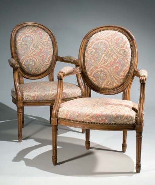 PAIRE DE FAUTEUILS CABRIOLET DE STYLE LOUIS XVI