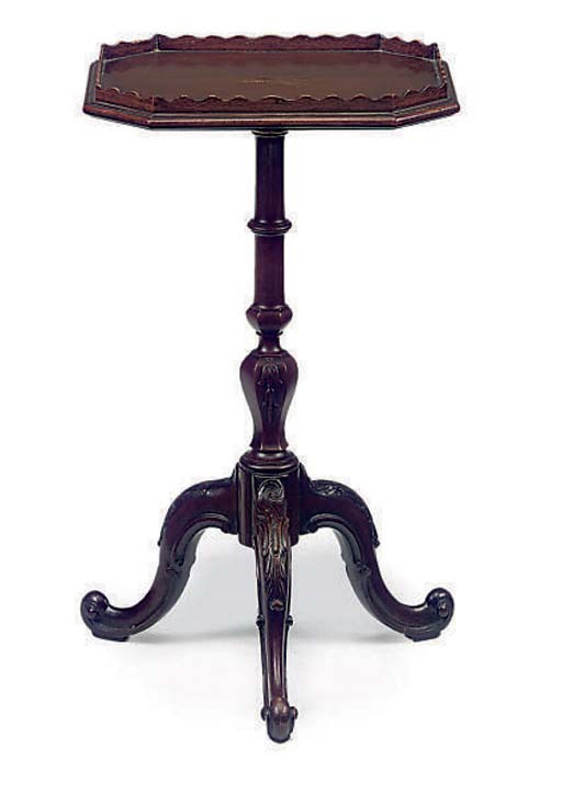 A MAHOGANY TRIPOD TABLE