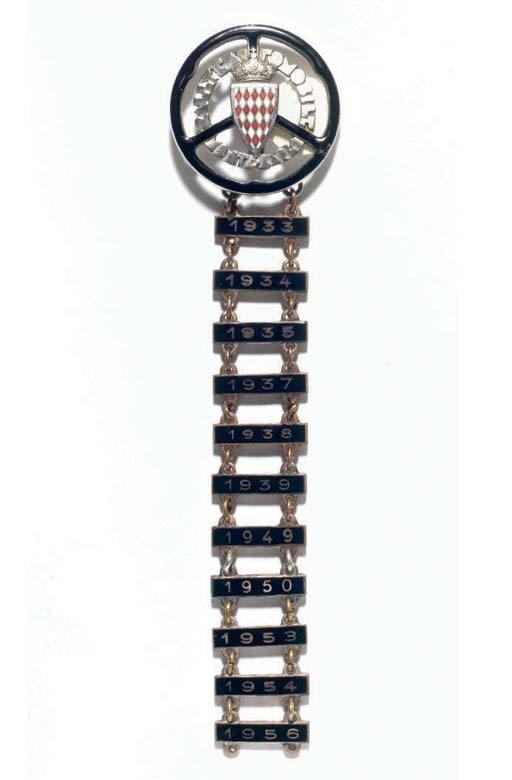 Badge du rallye Monte Carlo; un superbe badge pilote du rallye avec des plaquettes suspendues présentant les années disputées 1933, 1934, 1935, 1937, 1938, 1939, 1949, 1950, 1953, 1954 et 1956.