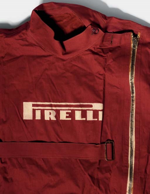 CHIRON - Combinaison de course Pirelli waterproof; un lot de combinaisons de compétition en tissu ciré, portant le loge Pirelli imprimé sur la poitrine; état neuf ; le pantalon porte encore les étiquettes du fabricant; légère décoloration en raison de l'âge.