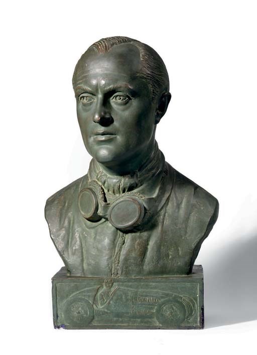 Louis CHIRON - Maquette buste en bronze; maquette du buste de Louis Chiron tel qu'il est exposé à l'Automobile Club de Monaco; en plâtre avec finition patinée style bronze; sur socle avec le pilote en relief au volant d'une Mercedes-Benz W125.
