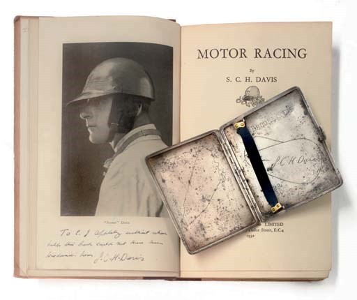 S.C.H. DAVIES; boîte à cigarettes, le tracé du circuit de Brooklands gravé d'un côté avec les années 1926, 1927 and 1930 et le circuit du Mans circuit avec les années 1929 et 1930 de l'autre côté, et de la part de S.C.H. Davies; avec un exemplaire de Motor Racing par Davies dédicacé à C.J. Appleby.