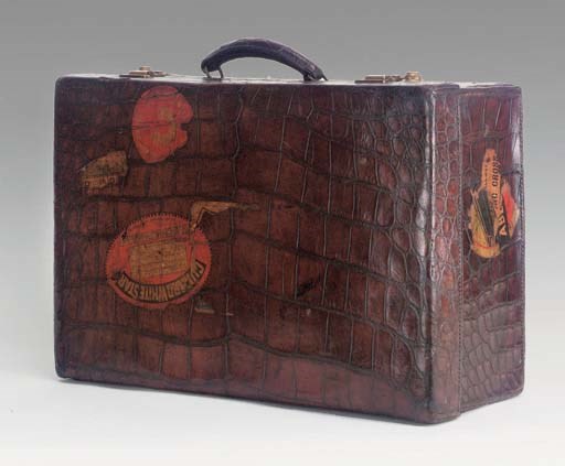 Une valise en crocodile; de bonne qualité avec une poignée solide, et des serrures en cuivre poli; datant de 1910.
