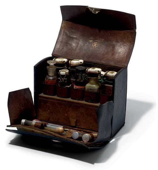 Une trousse médicale de voyage chinoise; Avec ses accessoires originaux, traitements et médicaments et le manuel d'instruction original, dans une mallette en cuir originale portant l'inscription "Auto Trousse - 59" avec compartiments pour flacons et accessoires; état d'origine, un flacon brisé, un flacon manquant; mallette 20 x 12 x 16cm; d'origine Française, c.1920s.