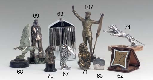 Une petite mascotte humoristique; représentant un chimpanzé une feuille de palmier en guise de parapluie, estampillé avec un numéro d'enregistrement sur la partie basse; moulage en bronze monté sur un socle de présentation.