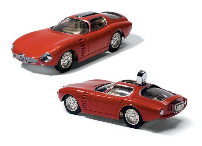Alfa Romeo Canguro; un briquet de table original et très rare, représantant la voiture de concept dessinée par Guigaro et construit par Bertone en 1964, sur le base de TZ2 châssis no.750101. Datant de l'époque, le briquet est actionné par un bouton en forme de plaque d'immatriculation; construit en métal sauf les vitrines et les pneus; excellent état, n'ayant jamais été utilisé; 16 x 6 x 3.5 cm (avec briquet fermé).