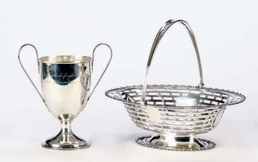A GROUP OF ENGLISH AND AMERICAN SILVER TABLE ARTICLES,