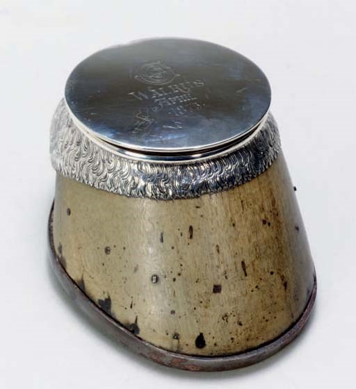 A VICTORIAN SILVER-MOUNTED HORSE'S HOOF TABLE SNUFF BOX WITH HINGED COVER,