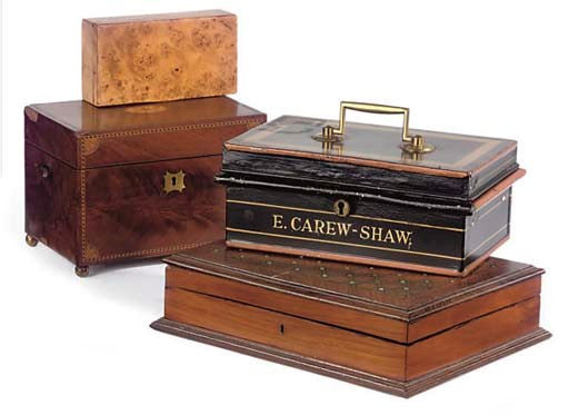 AN EARLY VICTORIAN MAHOGANY TEA CADDY