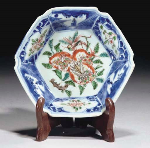 A Chinese famille verte underglaze blue hexagonal saucer-dish, Tianqi Chongzhen