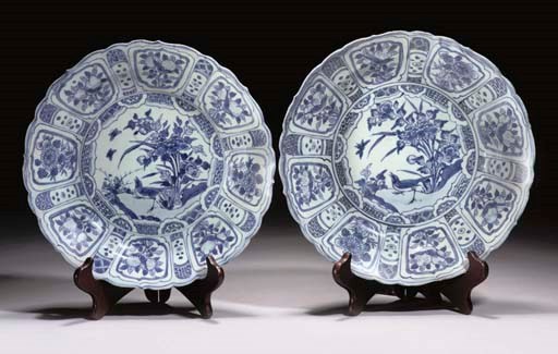 A PAIR OF CHINESE BLUE AND WHITE KRAAK WARE DISHES, WANLI
