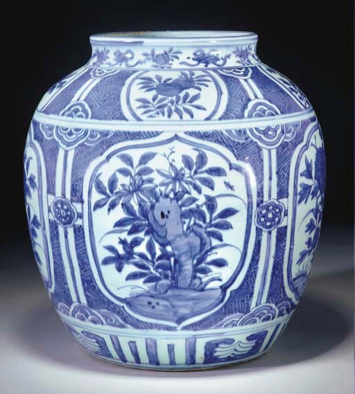 A large Chinese blue and white 'kraak porselein' jar, Wanli