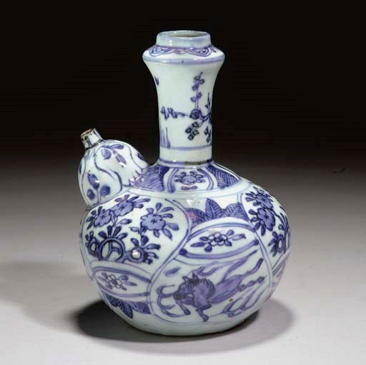 A CHINESE BLUE AND WHITE KENDI, EARLY 16TH CENTURY