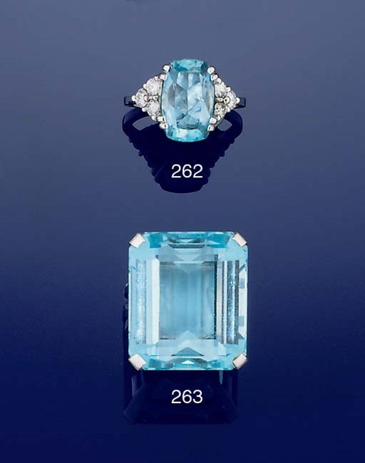AN AQUAMARINE RING