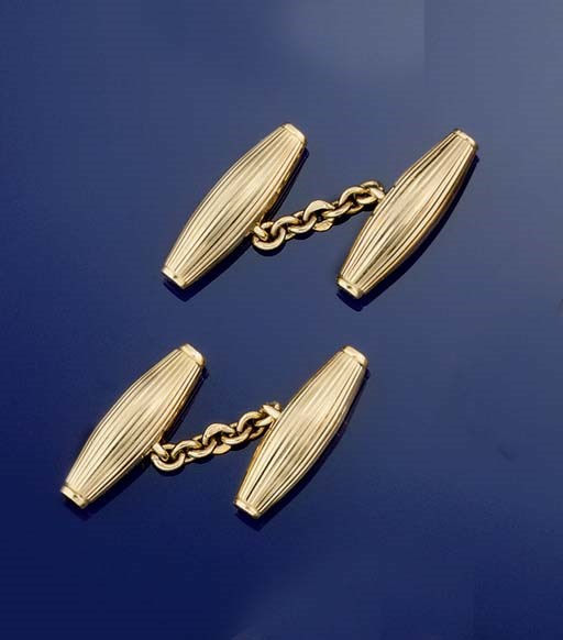 A PAIR OF CUFFLINKS
