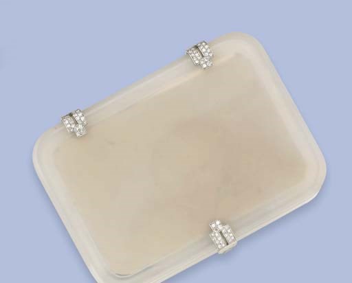 AN EARLY 20TH CENTURY FRENCH CHALCEDONY AND DIAMOND POWDER COMPACT, BY BOUCHERON