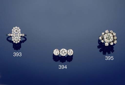A diamond twin cluster ring