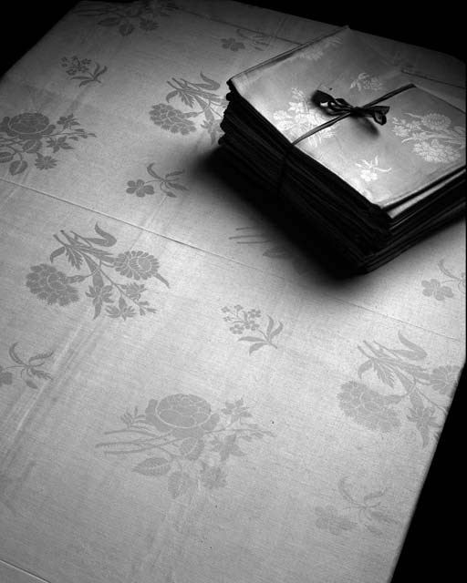 A FINELY WOVEN DAMASK LINEN FLORAL TABLECLOTH AND TWENTY-ONE NAPKINS