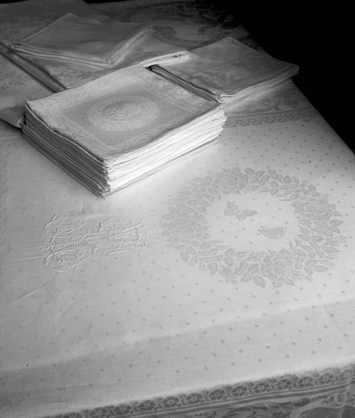 A SET OF THREE VARIOUSLY SIZED DAMASK LINEN TABLECLOTHS, THIRTEEN MENU NAPKINS AND TWENTY-THREE DESERT NAPKINS