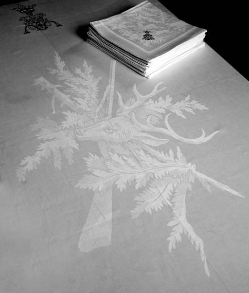 A DAMASK LINEN TABLECLOTH AND FOURTY-SEVEN NAPKINS