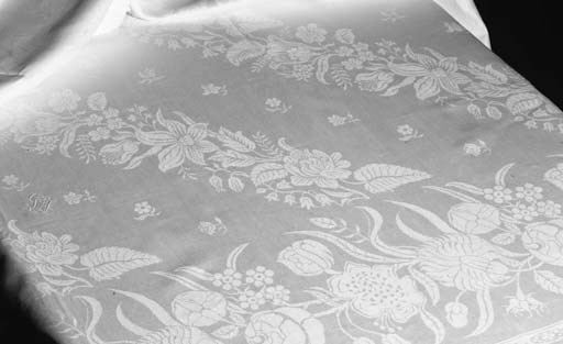 A DAMASK LINEN BANQUET TABLECLOTH