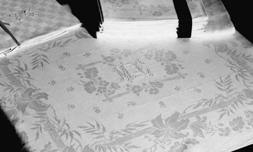 A DAMASK LINEN TABLECLOTH AND TWELVE NAPKINS