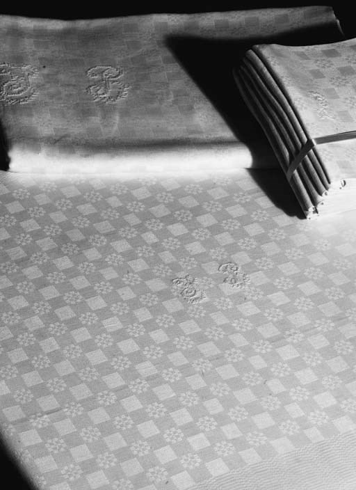 A DAMASK LINEN TABLECLOTH AND TWELVE NAPKINS