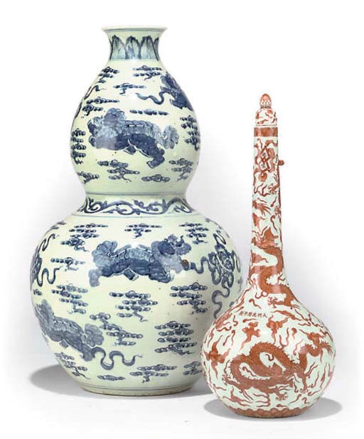 A CHINESE BLUE AND WHITE PORCELAIN DOUBLE GOURD VASE
