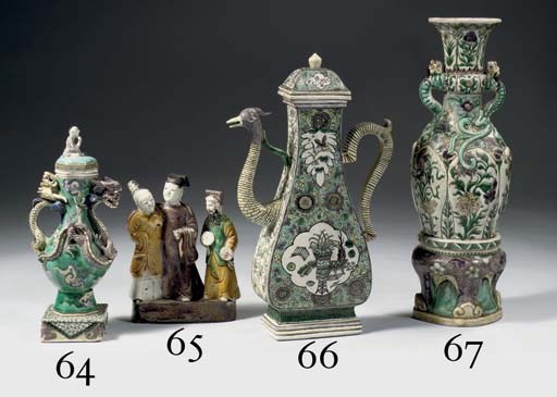 A biscuit famille verte large ewer and cover