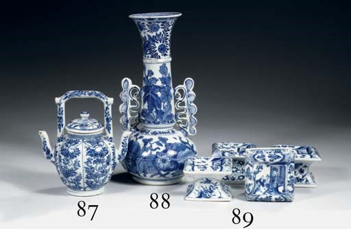 A blue and white double-spouted wine-pot and cover