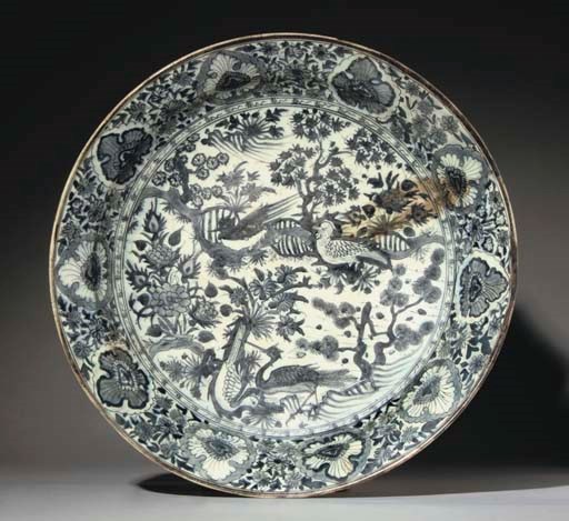 A LARGE SAFAVID GREY AND WHITE SOFT PASTE PORCELAIN DISH
