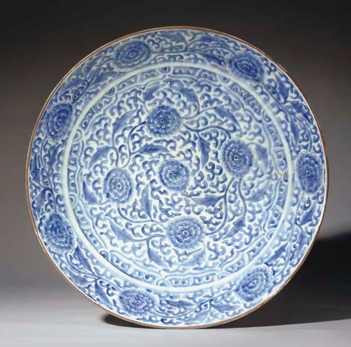 A LARGE SAFAVID BLUE AND WHITE SOFT PASTE PORCELAIN DISH