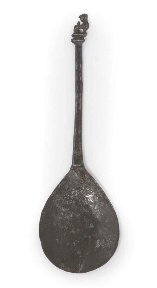 A RARE PEWTER SPOON WITH A LION KNOP