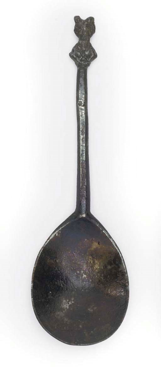 AN ENGLISH PEWTER HORNED-HEADDRESS SPOON