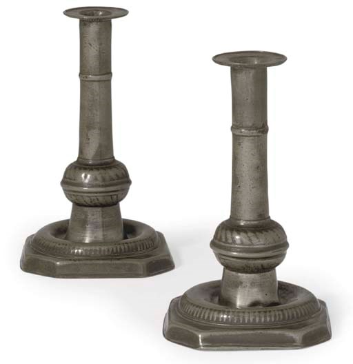 A PAIR OF ENGLISH PEWTER BALL-KNOPPED CANDLESTICKS