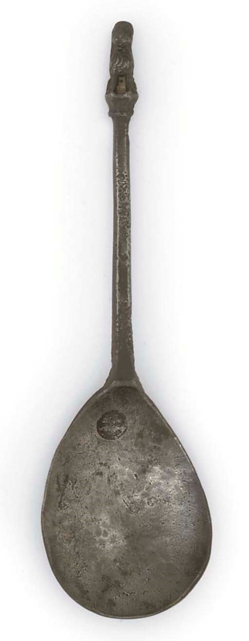AN ENGLISH PEWTER SPOON WITH LION SEJANT KNOP