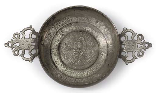 A RARE WILLIAM III ROYAL PORTRAIT PEWTER PORRINGER