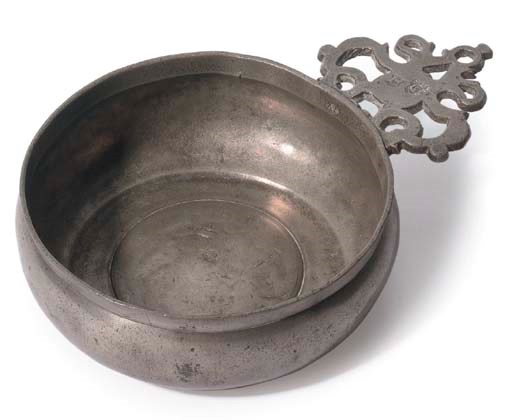 AN ENGLISH PEWTER PORRINGER