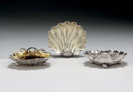 A SET OF THREE WILLIAM IV/VICTORIAN SILVER SHELL DISHES