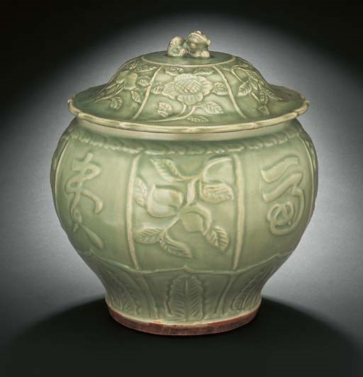 A RARE CARVED LONGQUAN CELADON  JAR AND COVER, GUAN