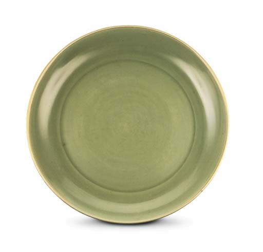 A LARGE LONGQUAN CELADON CHARGER
