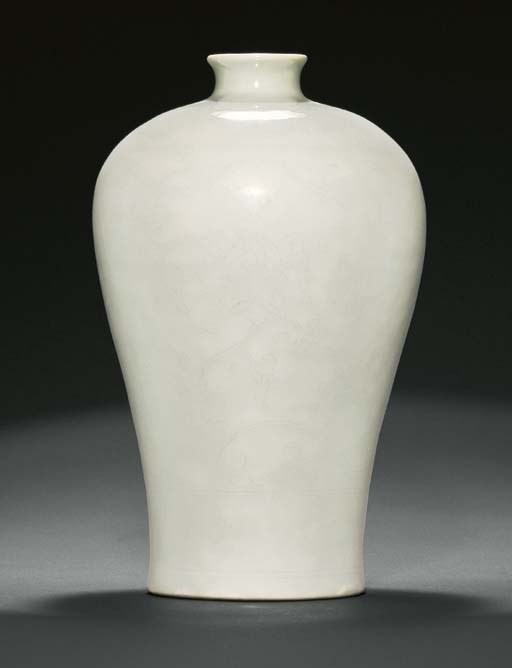 AN EARLY MING ANHUA-DECORATED TIANBAI-GLAZED VASE, MEIPING