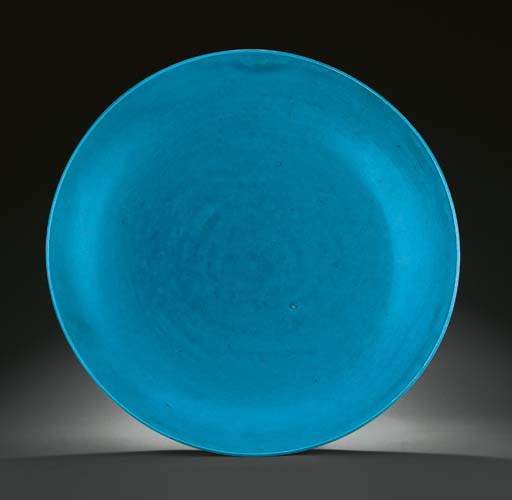 AN EXTREMELY RARE MING TURQUOISE-GLAZED CHARGER