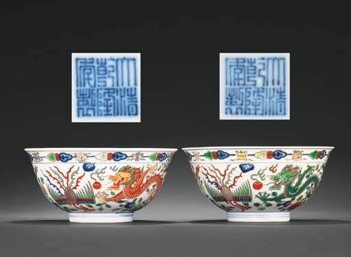 A FINE PAIR OF WUCAI 'DRAGON AND PHOENIX' BOWLS